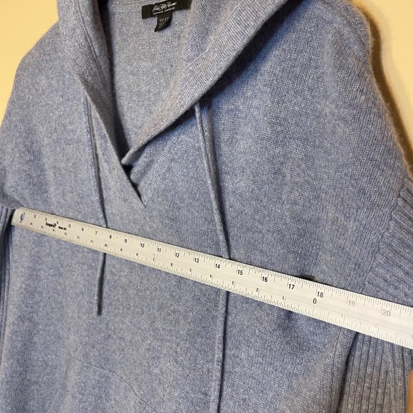 Cashmere cozy V-Neck Gray Sweater - Picture 8 of 8